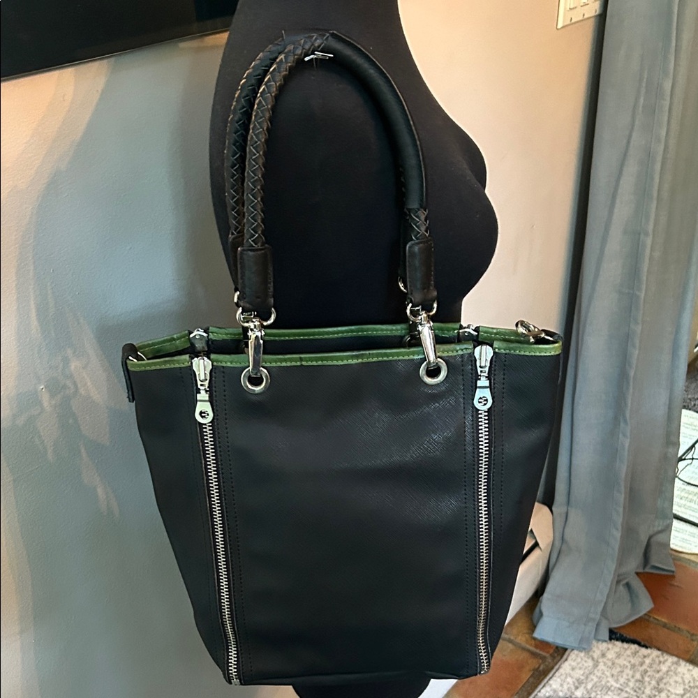 AMAZING 💚🖤  Black and Green Leather Tote with Dog Design! MINT CONDITION‼️ - Picture 2 of 16